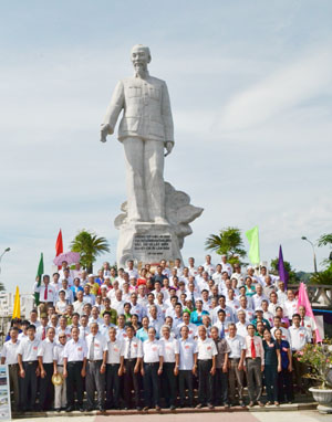 Đoàn đại biểu dự Đại hội Hội NCT tỉnh lần thứ II, nhiệm kỳ 2016 – 2021 chụp ảnh lưu niệm tại tượng đài Bác Hồ.